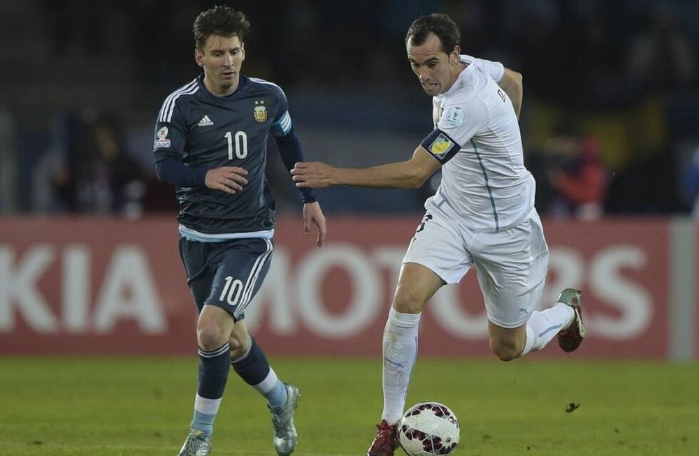 La “coreo” de Messi y Godín se viraliza en las redes sociales