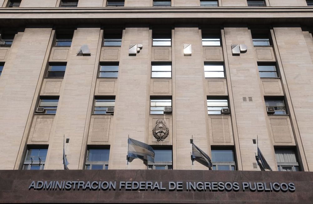 Analizan el impuesto a la riqueza en una conferencia online