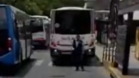 Un colectivo atropelló a un inspector en Buenos Aires.