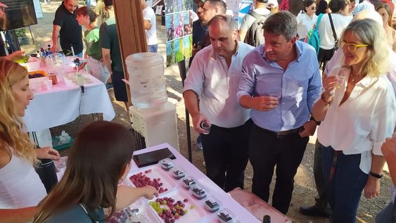 El presidente del INTA, Juan Cruz Molina (al centro), recorrió los puestos de tecnología y de productores locales que sirvieron de ante sala al almuerzo en la estación experimental del INTA, en Luján de Cuyo.