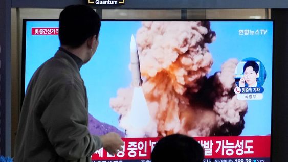 Canal de TV al mostrar una imagen de archivo del lanzamiento de un misil de Corea del Norte. (Archivo)
