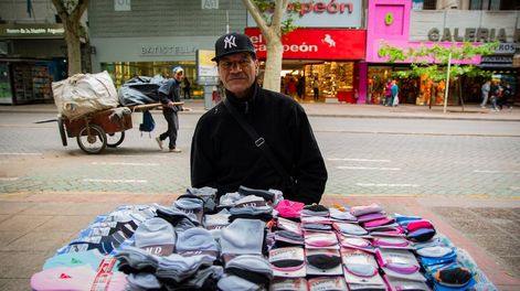 Los Andes | Las calles del centro de Mendoza tienen cada vez más vendedores ambulantes, signo de una época en la que “hay que rebuscárselas”.  | Foto: Los Andes