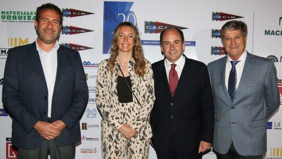El ministro de Planificación e Infraestructura Pública, Mario Isgró; María Marta Ontanilla, titular del IPV; Dalmiro Barbeito, presidente de la CECIM y Atilio Calzetta, vicepresidente de la entidad.