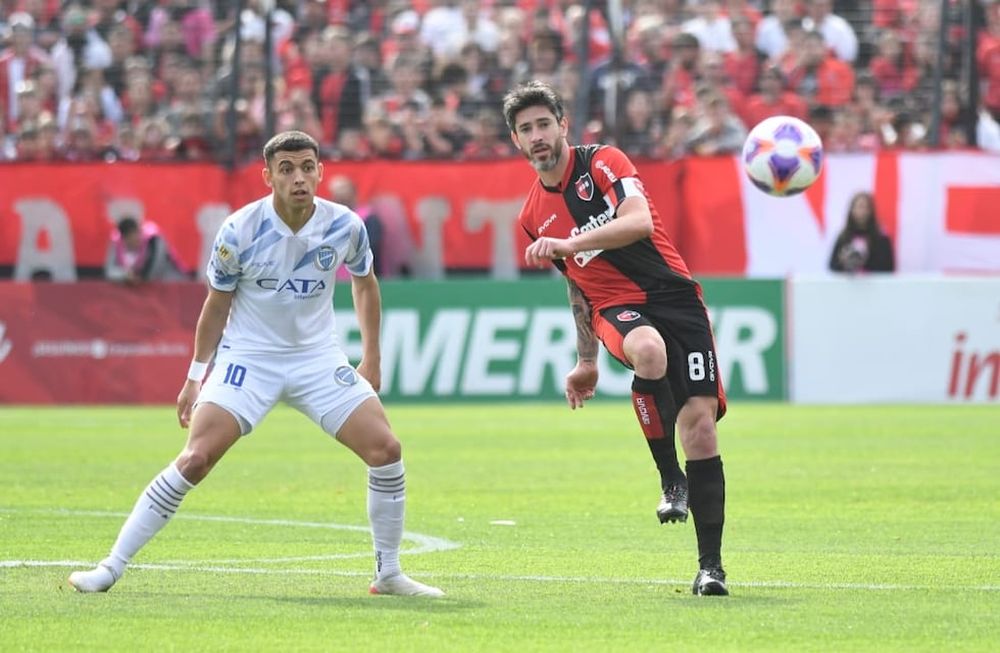 Pablo Pérez metió un golazo de tijera ante Godoy Cruz.