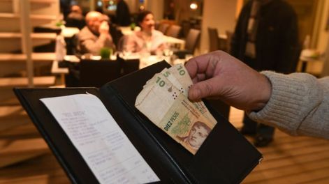 Un proyecto oficial busca que las propinas se puedan pagar por medios electrónicos. Foto: Los Andes