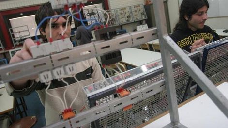 Desde hoy está abierta la inscripción para acceder al ITU de la UNCuyo. Alumnos en uno de sus talleres.