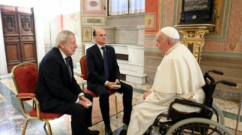 Los Andes | El papa Francisco conversa con el embajador de Argentina ante la Santa Sede, Pablo Beltramino (c) y el canciller chileno, Alberto van Klaveren (i) antes de presidir este lunes una ceremonia por el 40° aniversario del Tratado de Paz y Amistad entre Argenti