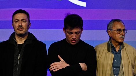 Santiago Caputo durante el discurso de Milei tras la derrota en las elecciones bonaerenses frente a Fuerza Patria.