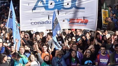 El paro universitario lleva la bandera de la paritaria salarial atrasada, pero también el presupuesto en las universidades.