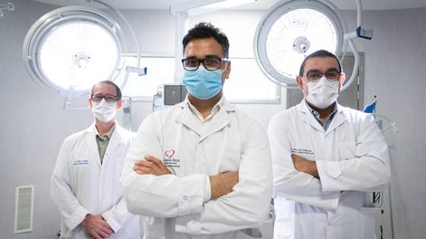 Hospital Central de Mendoza. El equipo de Cirugía Cardio Vascular Sergio Felici (cen) Walter Ferrara (der), y Pablo Gine (izq). Foto: Ignacio Blanco / Los Andes.