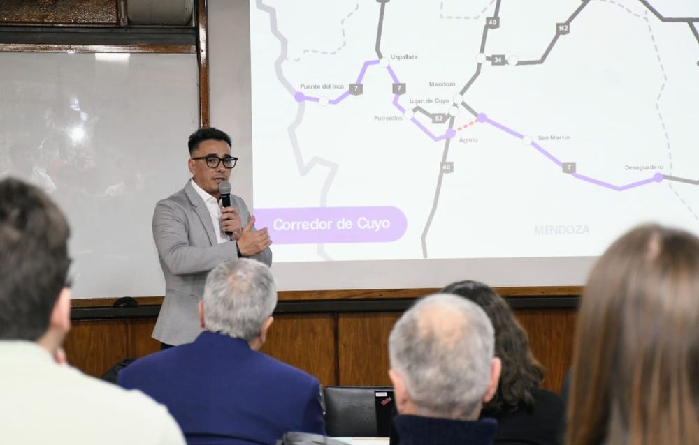 El intendente de Guaymallén, Marcos Calvente, en la exposición de su proyecto en la UNCuyo