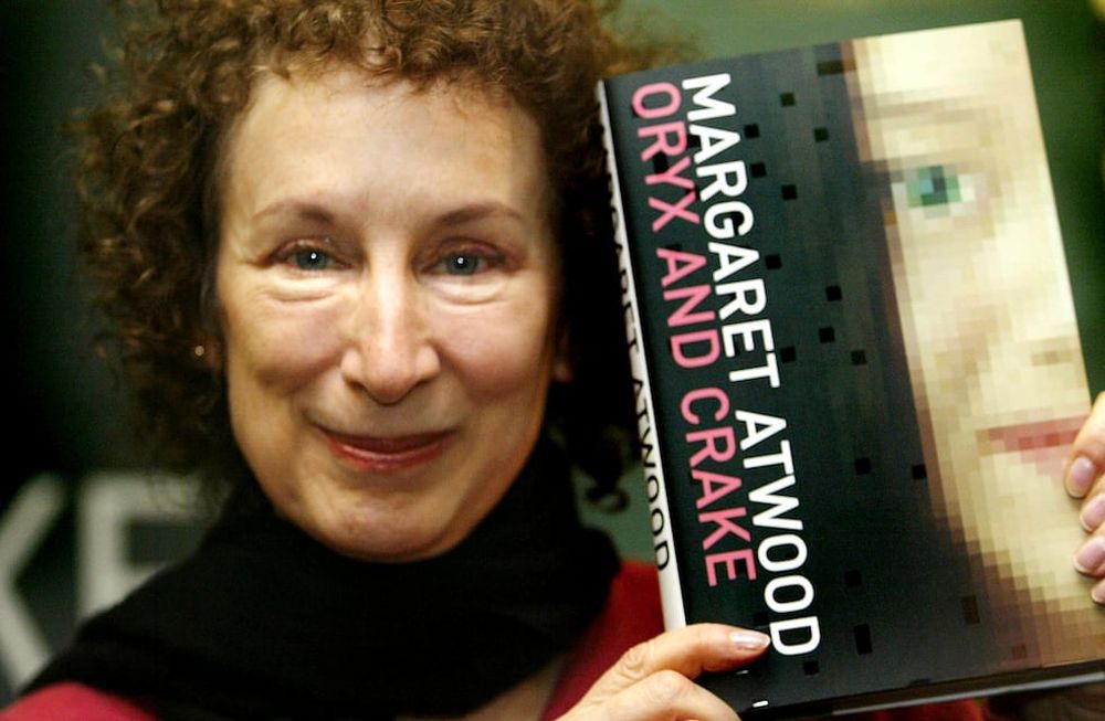 La escritora Margaret Atwood le mandó un mensaje a Gabriela Michetti por el aborto