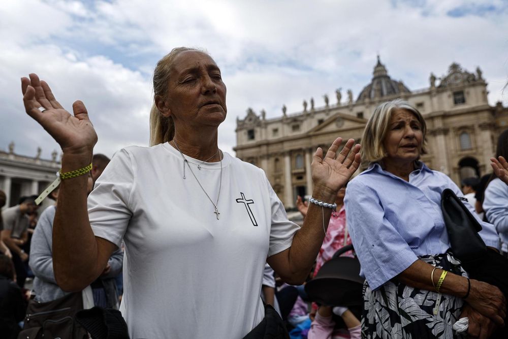 Fieles asisten al rezo del Ángelus dirigido por el Papa León XIV desde la ventana de su despacho con vistas a la Plaza de San Pedro, un día después de su alta del Hospital Universitario Agostino Gemelli, donde había sido ingresado para una intervención quirúrgica, Ciudad del Vaticano, 18 de octubre de 2026.