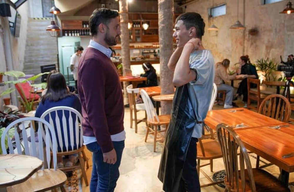 A mí me cambió la vida, dice el dueño del local que le dio empleo al hermano de un adolescente que arrebató un celular. / Foto: Gentileza