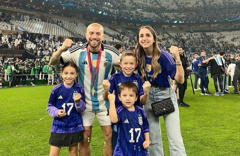 El Papu compartió con su familia el título obtenido en Qatar. (Instagram)