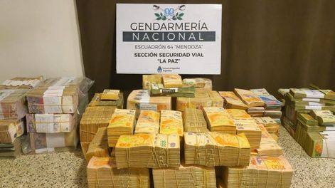 Efectivos realizaron un control de rutina y decomisaron más de 30 millones de pesos que estaban escondidos en la caja de herramientas - Foto: Gendarmería Nacional