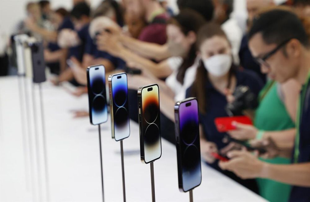 Periodistas e influencers exploran el Apple iPhone 14 Pro y el iPhone 14 Pro Max, que fueron dos de varios productos nuevos presentados durante un evento especial de Apple en el campus de Apple Park en Cupertino, California. Foto: EFE