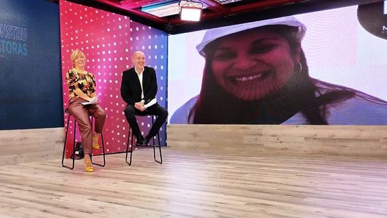 ConstruActoras. Una de la participantes premiadas por Holcim Argentina celebra el financiamiento que obtendrá su proyecto, destinado a integrar a más mujeres a la construcción desde la capacitación. La ceremonia de premiación se transmitió en vivo desde el estudio de La Voz.