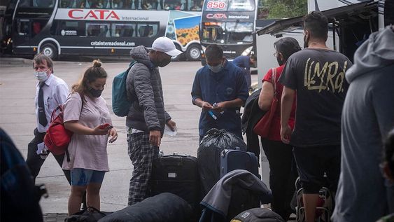 En los viajes de larga distancia en colectivos es fundamental la ventilación y el uso de barbijos dentro de la unidad. Foto: Ignacio Blanco / Los Andes