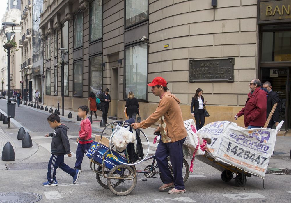 Un estudio privado afirma que la pobreza cayó a un 30% en los últimos seis meses