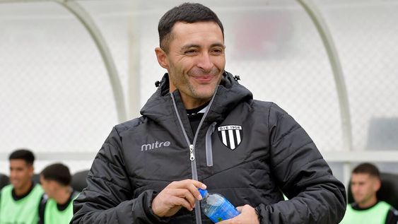El entrenador del Lobo, Joaquín Sastre se mostró conforme con el desempeño de sus dirigidos, no ocultó su felicidad por el gran triunfo frente a San Martín de Tucumán, con un jugador menos, tras la expulsión de Santi López. Foto:Orlando PelichottiFoto: Orlando Pelichotti