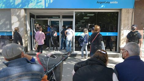 Calendario de pagos a jubilados en noviembre: cuándo cobran y qué bonos hay - Foto: Orlando Pelichotti / Los Andes