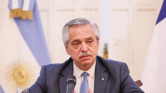 El presidente Alberto Fernández encabezó una conferencia de prensa en París y habló sobre su postura respecto a las PASO.