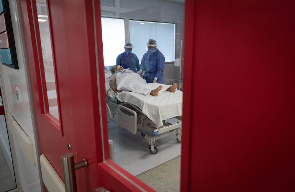 Guardia Covid del Hospital Central, donde están los pacientes graves que requieren respiradores mecánicos. Las unidades críticas trabajan a cama llena, pero están dando respuesta a la demanda. Foto: Ignacio Blanco / Los Andes.