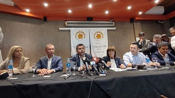 Marcelo Orrego fue el encargado de abrir la conferencia de prensa y presentar a Patricia Bullrich. La candidata a presidente vino acompañado, entre otros, de su compañero de fórmula, el mendocino Luis Petri.