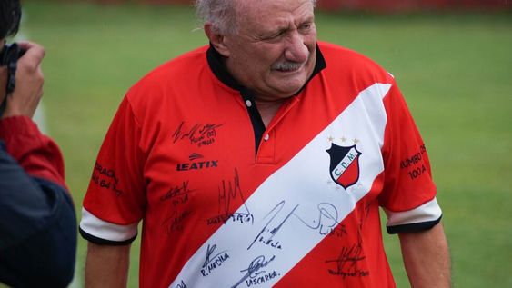 Carlos Sperdutti no logra ocultar su gran emoción por el objetivo que persiguió durante tantos años. Los jugadores de Maipú le regalaron una camiseta autografiada. / Nicolás Ríos.