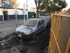 En la comisaría 36 de Las Heras realizaron pintadas y quema de cubiertas por la muerte de Matías Domínguez.