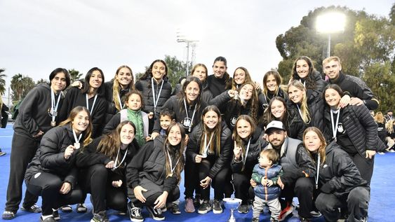 Las chicas de Club Alemán que muestran sus medallas doradas