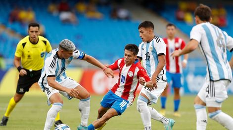 Matías Segovia (c) de Paraguay disputa un balón con Alejo Véliz (i) de Argentina hoy, en un partido de la fase de grupos del Campeonato Sudamericano Sub20 entre las selecciones de Paraguay y Argentina en el estadio Pascual Guerrero en Cali (Colombia). Foto: EFE/ Ernesto Guzmán Jr.