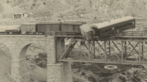 El día en que un burro causó un espectacular accidente en la montaña y un tren quedó colgando hacia el vacío