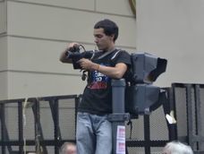 El fotógrafo herido durante los incidentes en la marcha de barrabravas y jubilados, cuando recibió el impacto de una cápsula de gas lacrimógeno en su cabeza (Gentileza)