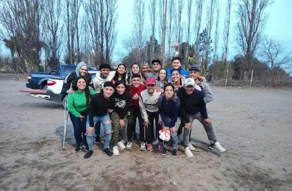 Voluntarios de Amigos Solidarios preparan el festejo para el Día del Niño en Chivilcoy, invitando a la comunidad a donar leche, golosinas y premios para hacer de esta celebración un día especial para más de 500 niños.