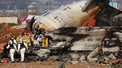 Los Andes | Equipos de rescate en la zona donde se produjo el accidente del avión en el aeropuerto de Muan, Corea del Sur. EFE/EPA/Han Myung-Gu