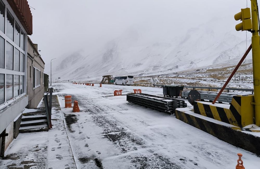Las nevadas en Alta Montaña imposibilitan el paso a Chile.  | Foto: Gendarmería Nacional
