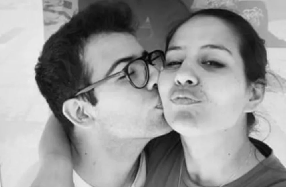 César Sena (19) junto a Cecilia Strzyzowski (28). Foto: Gentileza / Redes