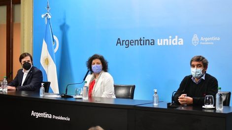 Los Andes | Carla Vizzotti, Nicolás Kreplak y Fernán Quirós en conferencia de prensa. Ayer anunciaron las alternativas de combinación que se ofrecerá para completar la inmunización de quienes recibieron la Sputnik V. (Foto: Federico López Claro)