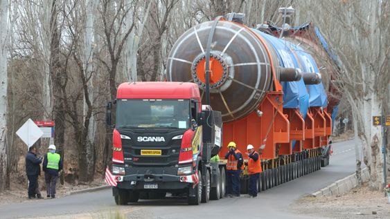 &nbsp;Tras haber detenido su marcha rumbo a refinería de YPF el sábado, a la espera de autorizaciones para cruzar un puente en la ruta 7 por parte de Vialidad Nacional, hoy se dispuso moverlo del lugar donde se encuentra&nbsp;