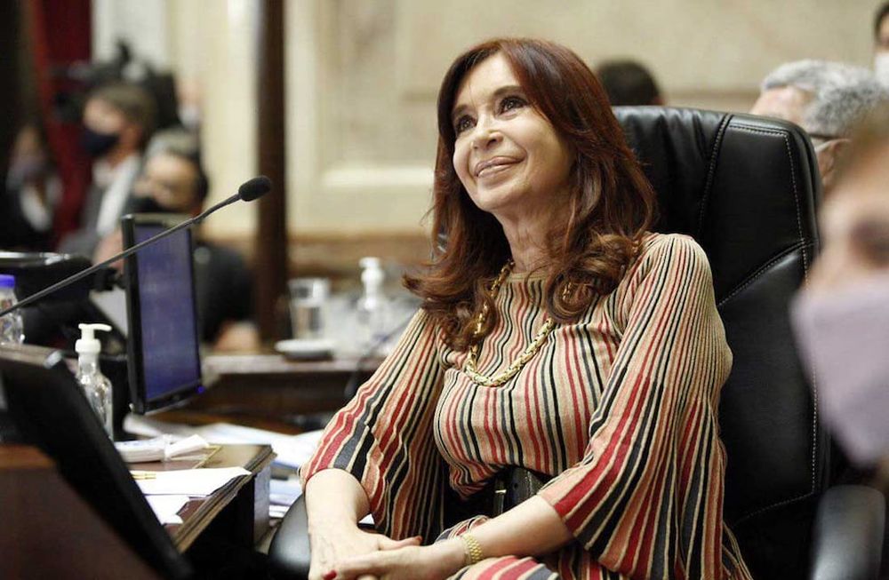 Ciertos ingenuos de toda ingenuidad creen que alguien que es la representación del poder en estado puro, como Cristina, puede conformarse con zafar de sus enredos judiciales y luego dedicarse a ser una abuelita.