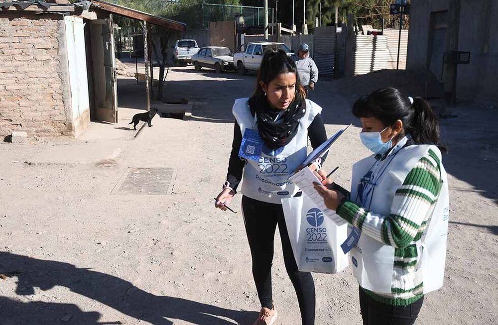 Censo 2022En el barrio Flores de Ciudad, a primeras horas de la tarde las censistas Abril  y Mabel visitan las viviendas para realizar el censo.Foto:José Gutierrez / Los Andes