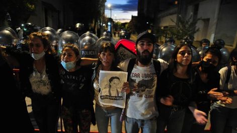 Dos sujetos provocaron a los manifestantes y se produjeron hechos de violencia durante la marchan por el femicidio de Úrsula Bahillo. Gentileza Clarín