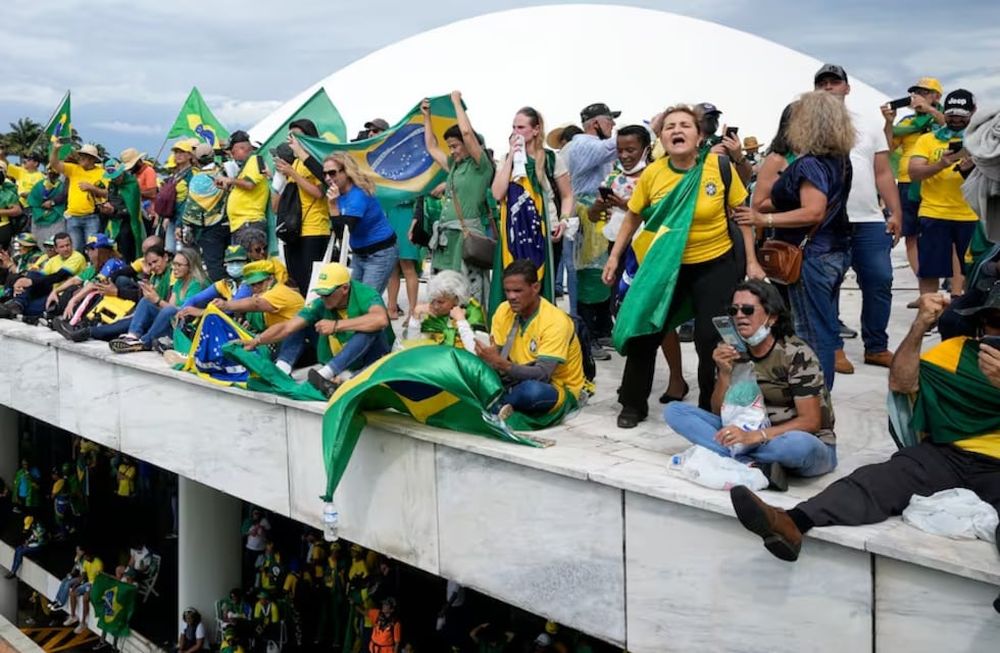 Simpatizantes del expresidente brasile&ntilde;o Jair Bolsonaro en el techo del Congreso en Brasilia (enero de 2023)
