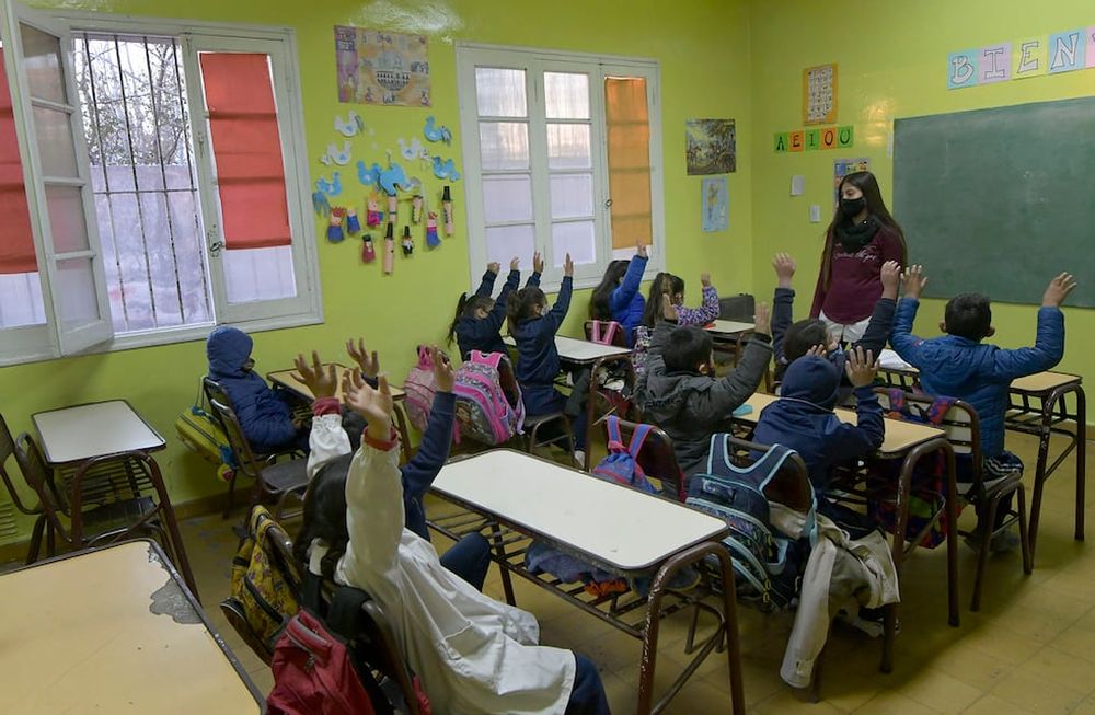 La seño Clara en la Escuela Carmen Ponce de Videla, en la vuelta a clases presenciales con la totalidad de alumnos. Foto: Orlando Pelichotti / Los Andes