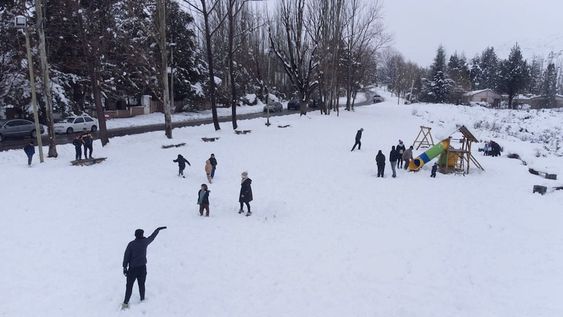 Varios visitantes llegaron desde distintos puntos del Gran Mendoza y se reunieron a jugar en la plaza de El Salto. | Foto: José Gutiérrez / Los Andes
