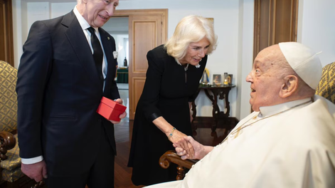 Los reyes británicos visitaron al Papa Francisco.