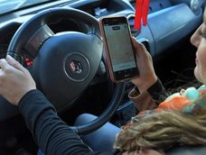 En Mendoza funcionan 1.160 Uber habilitados y 550 vehículos Cabify;  que conviven con 1.500 taxis, 500 remises; y cerca de 4.000 vehículos ilegales. Foto: Ignacio Blanco / Los Andes