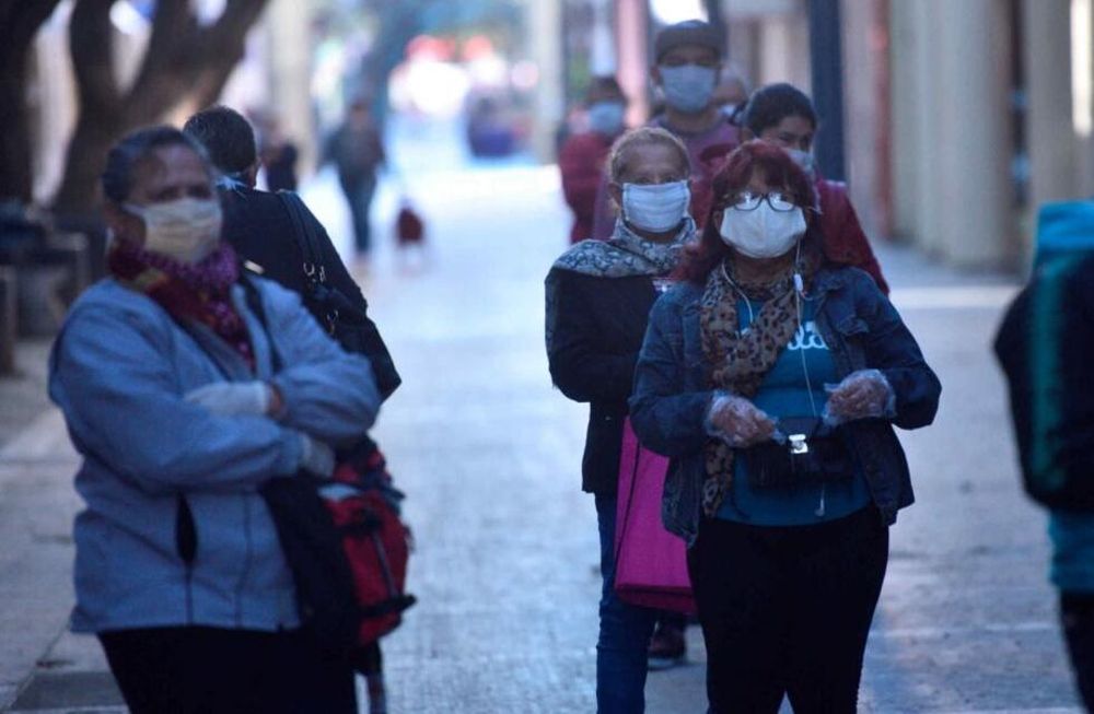 La distancia, cuando es la adecuada, juega a nuestro favor, por eso hay que archivar el abrazo para cuando nos podamos saludar entrechocando los cuerpos.
